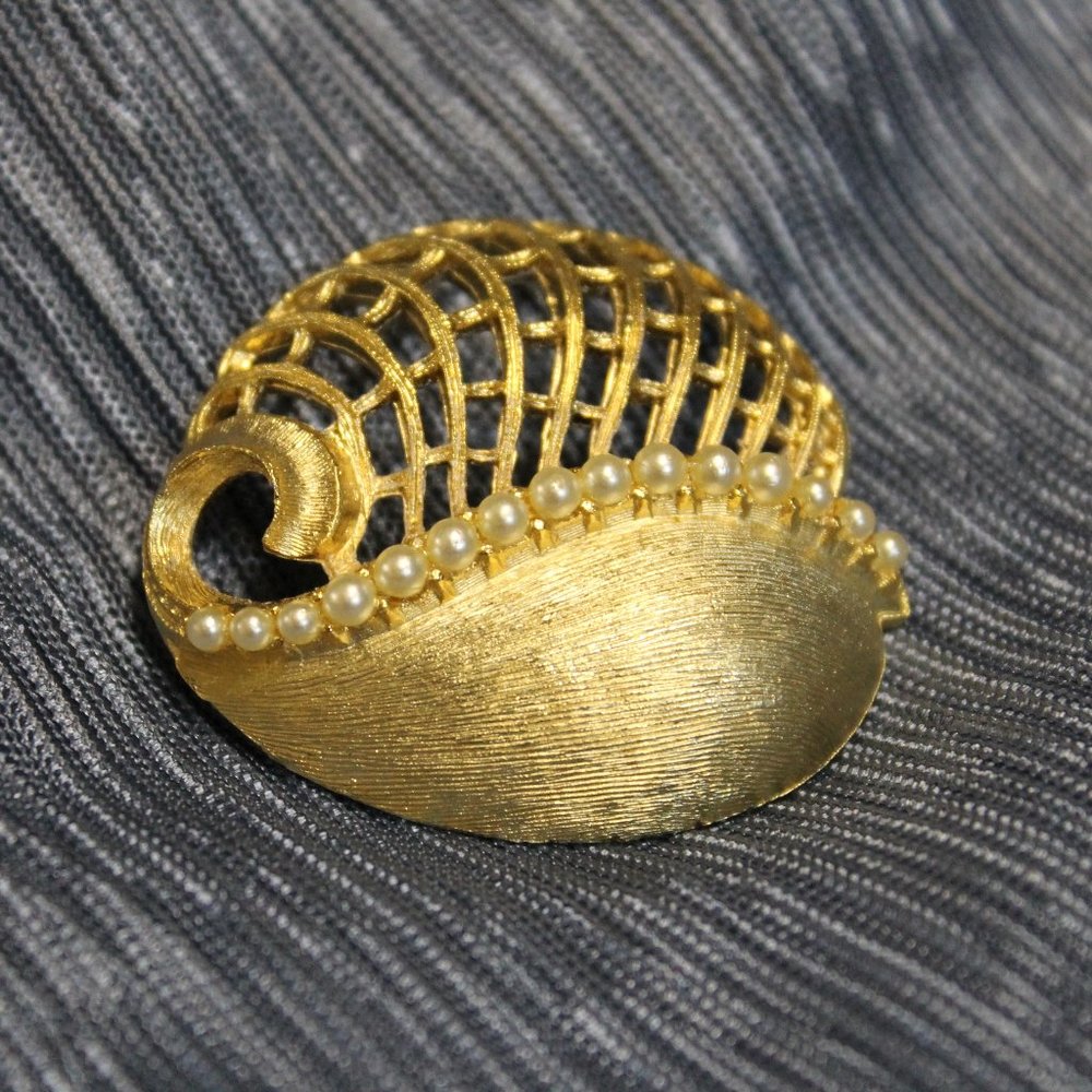 VINTAGE ULTRA PEARL-LIKE GOLD TONE SHELL BROOCH